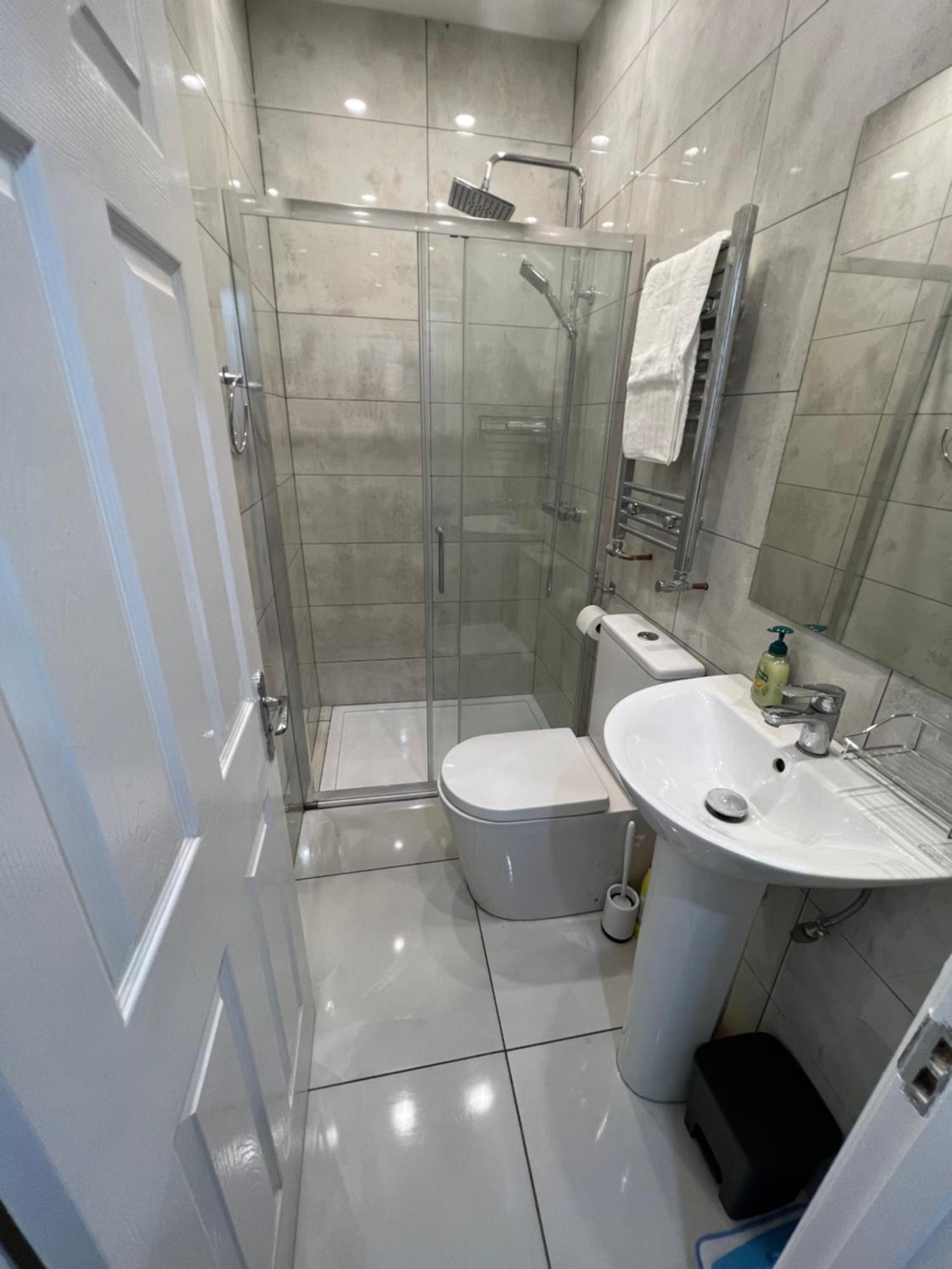 F4 Luxury Stays One Bed Apartment With Parking Ilford Luaran gambar