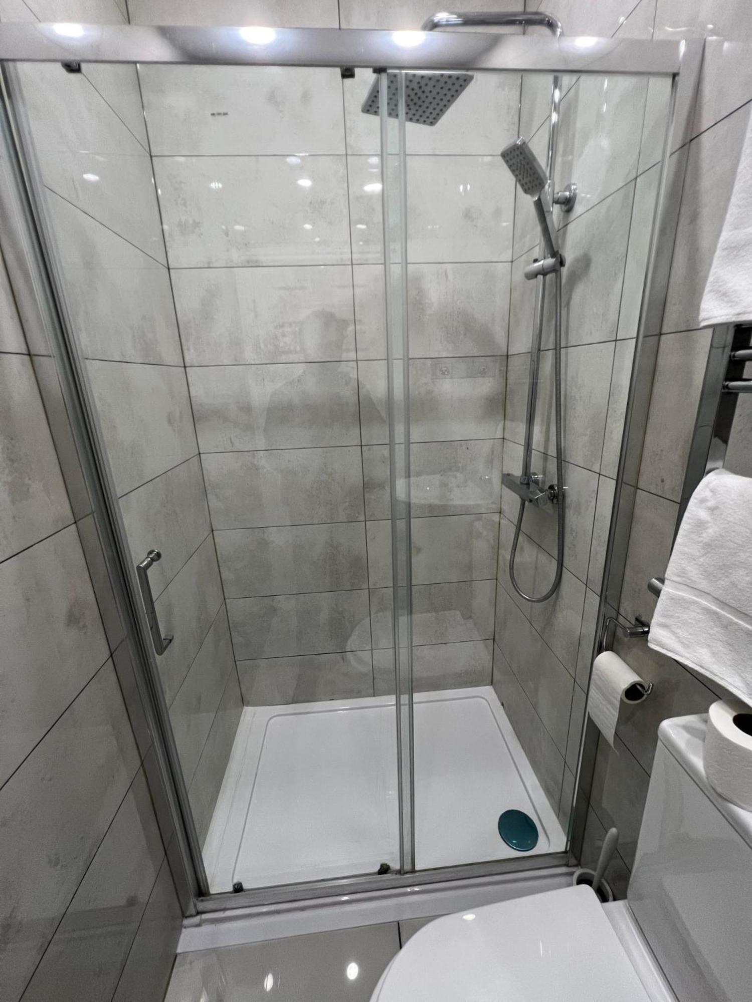 F4 Luxury Stays One Bed Apartment With Parking Ilford Luaran gambar