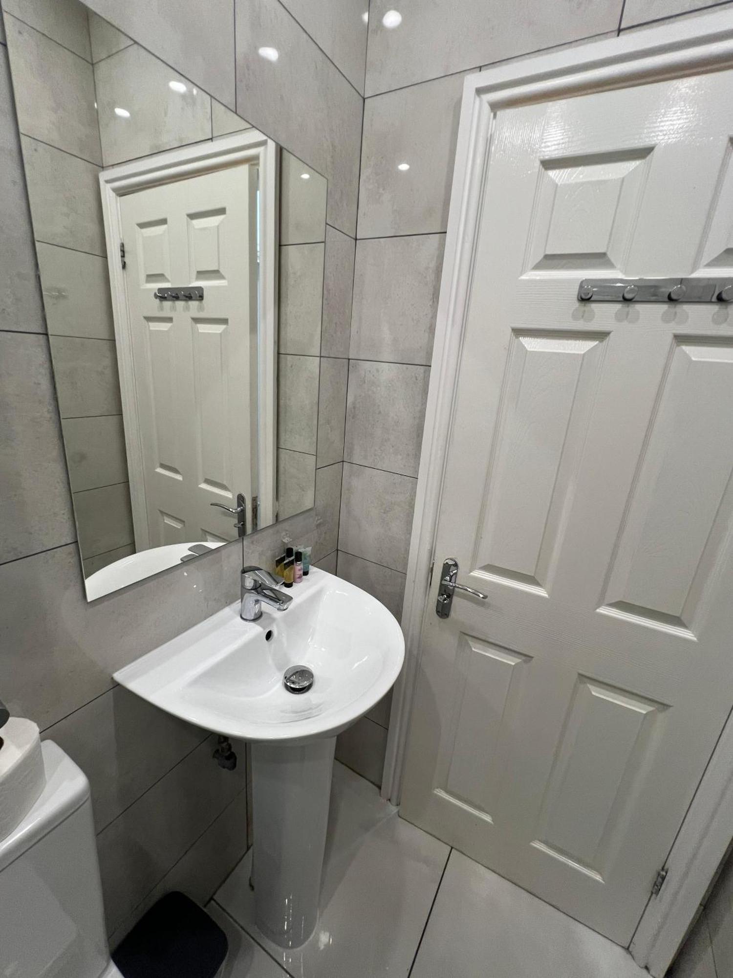 F4 Luxury Stays One Bed Apartment With Parking Ilford Luaran gambar